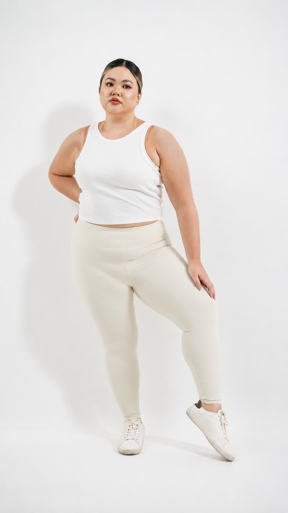 Model berbadan berisi memakai Ultrawaist Legging pandangan depan