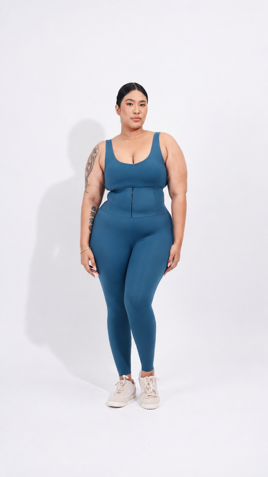 Model plus size memakai Ultrawaist Legging pandangan depan
