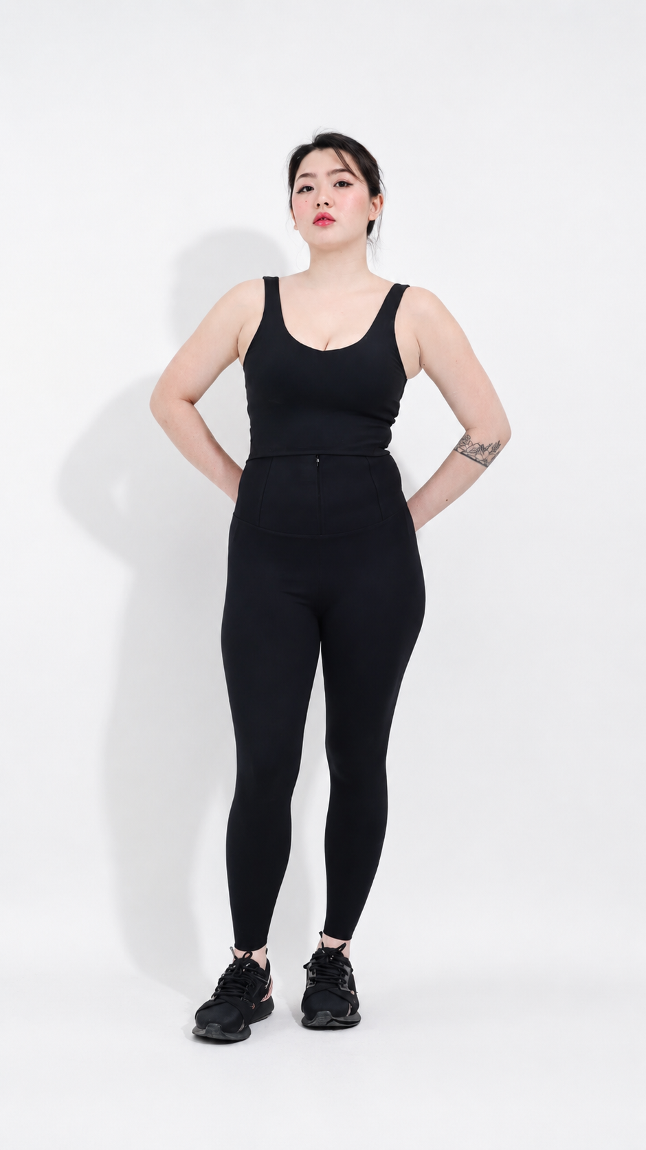 Model berbadan sederhana memakai Ultrawaist Legging pandangan depan