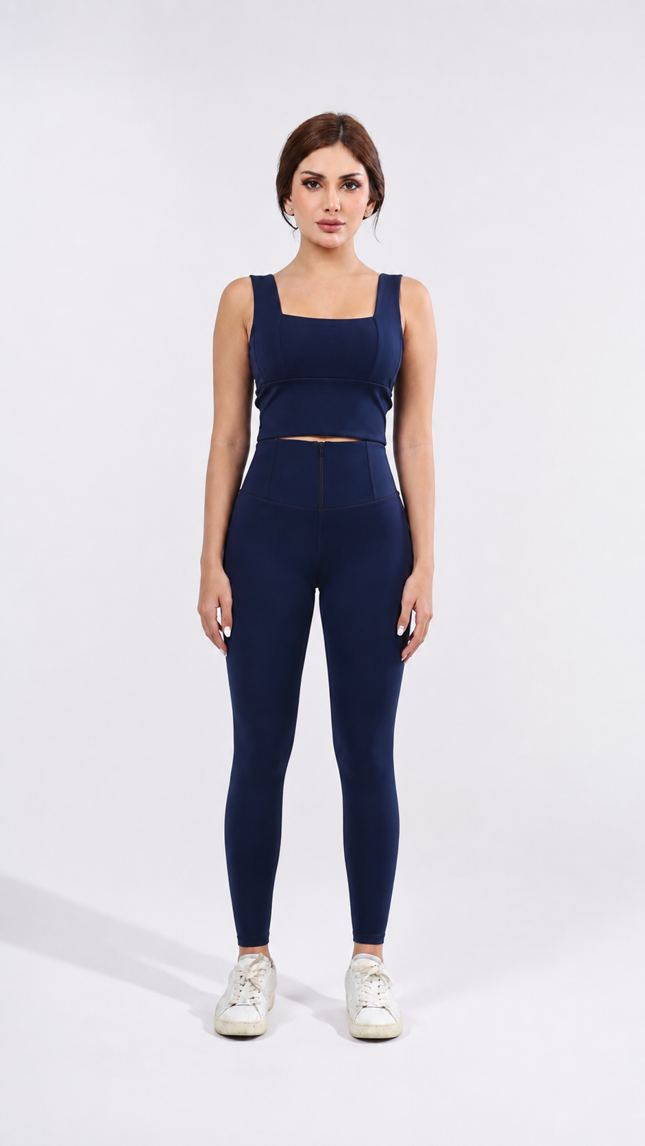 Model berbadan petite memakai Ultrawaist Legging pandangan depan