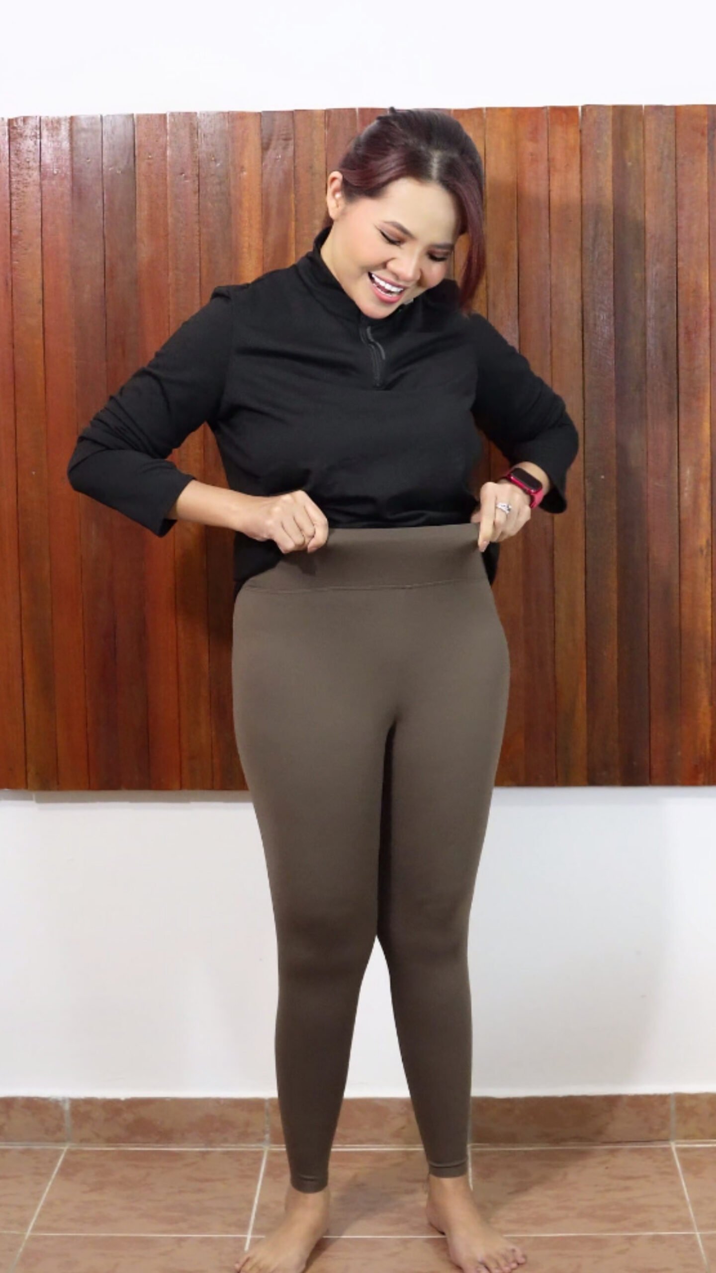 Wanita yang penat dengan legging biasa mudah bergulung